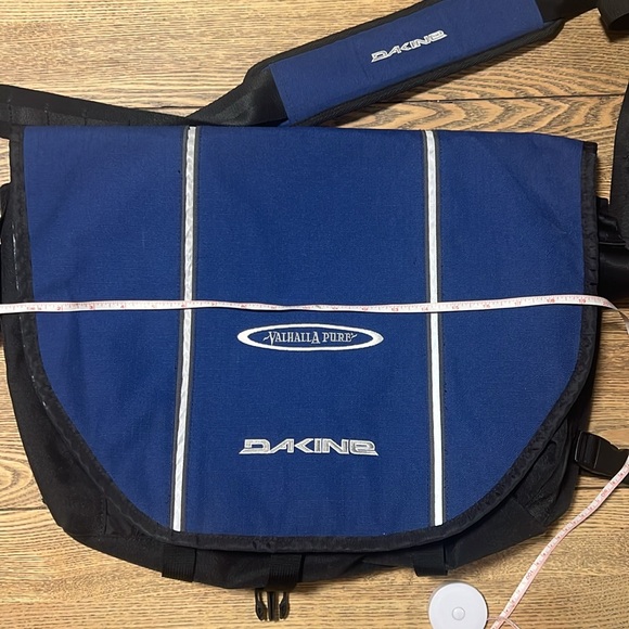 Dakine Sholder bag with Laptop space and lots of room - comfortable to wear - Picture 8 of 8